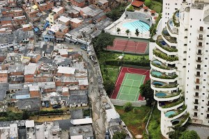 credits http://classificados.folha.uol.com.br/imoveis/1156506-metade-da-populacao-da-vila-andrade-mora-em-favelas.shtml
