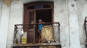 cubaine avec foulard américain chez elle