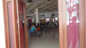 le coiffeur de cienfuegos et mon reflet dans la vitre