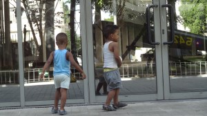 petits cubains fascinés par l'eau et leur image