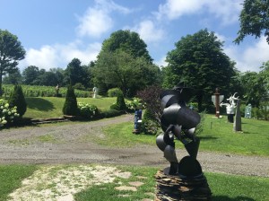 sculptures dans un vignoble de l'Estrie, là tout n'est qu'ordre et beauté....